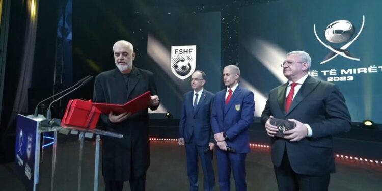 “HAJDE KËTU…”/ Rama e Begaj në mbrëmjen Gala të FSHF-së i dorëzojnë Sylvinho-s shtetësinë shqiptare
