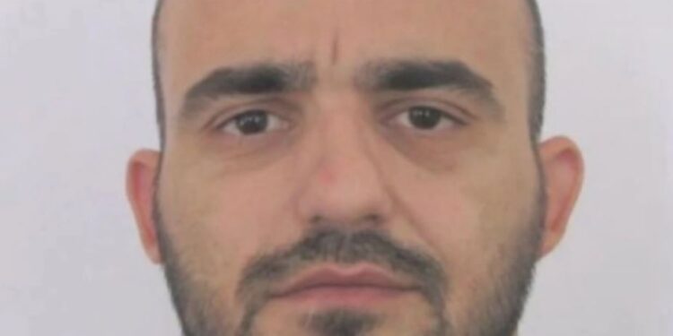 U PRANGOS I ARMATOSUR NË MES TË ATHINËS/ Si tentoi 37-vjeçari shqiptar t’i shmangej patrullës së policisë