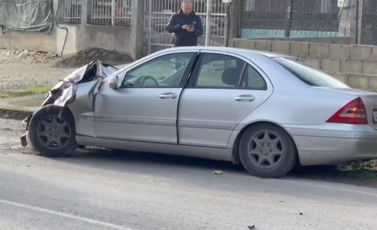 AKSIDENT I FRIKSHËM NË FIER-PATOS/ Autobusi me nxënës përplaset me makinën, ‘Benz’-i përfundon në oborrin e një banese