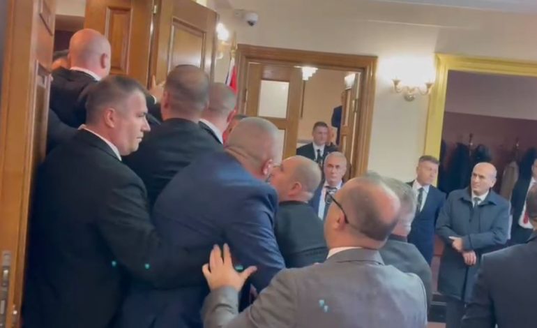 PËRPLASJE NË KUVEND/ Garda kontrolle në çantat e deputetëve, Koreshi: Ja çfarë bën Rama frikacaku