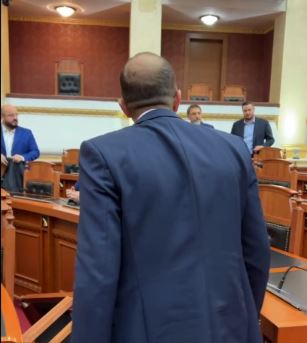 SËRISH TENSIONE NË KUVEND/ Bardhi: Shihni çfarë keni bërë. Rrini si mumie dhe…