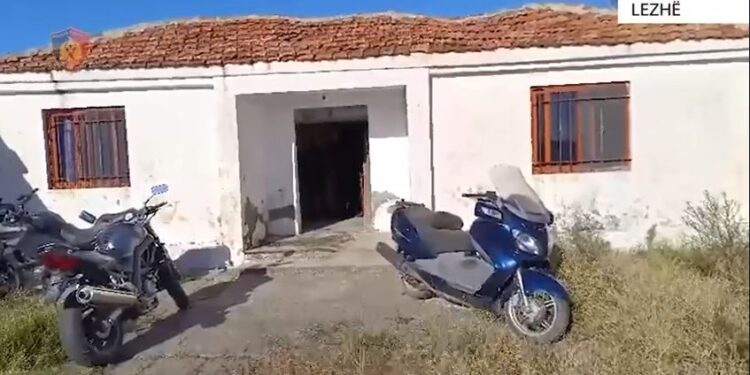 “TARGA, EKSPLOZIVË, MOTORË E MASKA…”/ Zbulohet baza e grupeve kriminale në Fushë Kuqe, Policia ndan pamjet