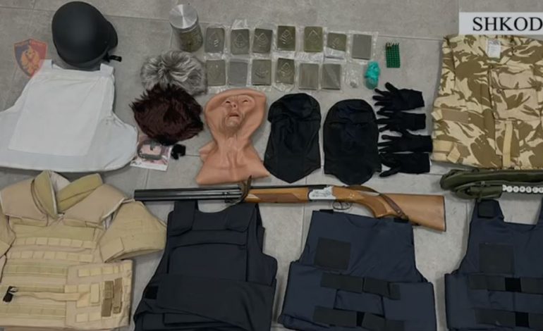 DYSHOHESHIN SE PËRDORESHIN NGA GRUPE KRIMINALE/ Nga maskat, te paruket, jelekët dhe kokoret e policisë, pranga të riut në Shkodër. I gjendet dhe…