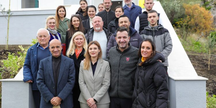 PËRUROHET QENDRA KULTURORE NË PETRELË/ Veliaj: Bizhu për zonën, do funksionojë edhe si qendër multi-funksionale për komunitetin