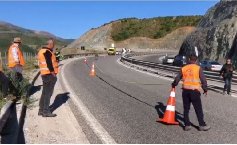 E RËNDË/ Aksident i shumëfishtë në Rrugën e Kombit. Përplasen 6 makina, 2 persona të plagosur