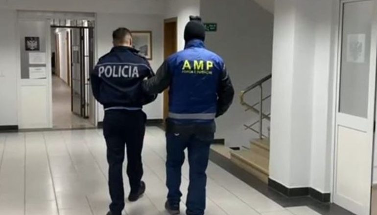 DETAJET E PARA/ Arrestohen 2 policë në komisariatin e Rinasit! Mashtruan një qytetare për t’i marrë para (EMRAT)