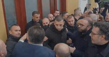 SITUATA E TENSIONUAR/ Foltorja” thyem xhamin e derës së Kuvendit
