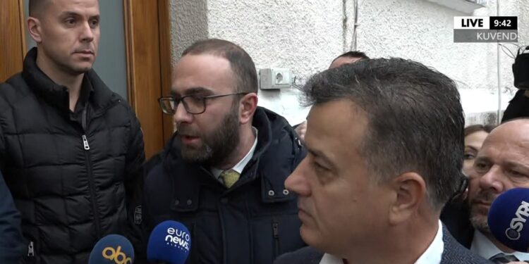 TENSIONET/ Bardhi dhe Noka nuk lejohen të hyjnë në Kuvend: Kanë kaluar 10 ditë nga përjashtimi…