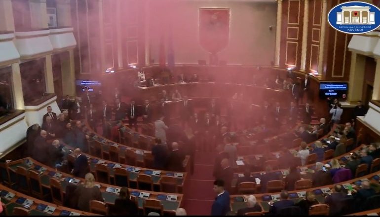 SËRISH TENSIONE/ PS miraton mes tymueseve rregulloren që përjashton 2 muaj deputetët e kaosit