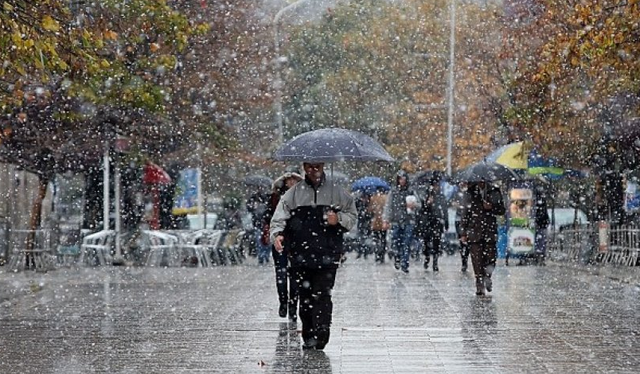 PARASHIKIMI I MOTIT/ Reshje shiu dhe dëborë në zonat malore, temperaturat zbresin me disa gradë