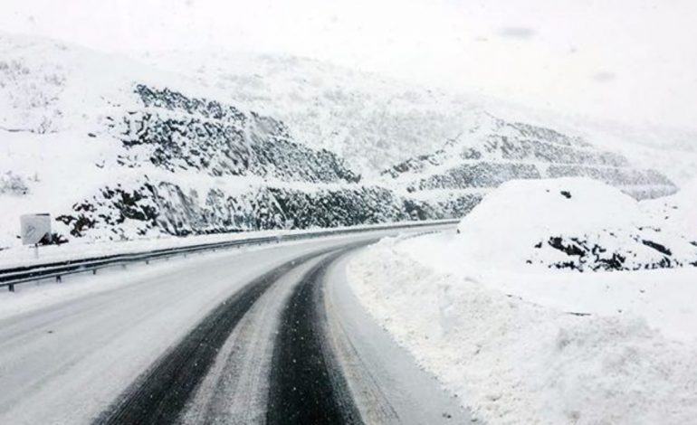KORÇA “NËN PUSHTETIN” E BORËS/ Trashësia arrin deri në 1 metër, 3 bashki probleme në furnizimin me energji