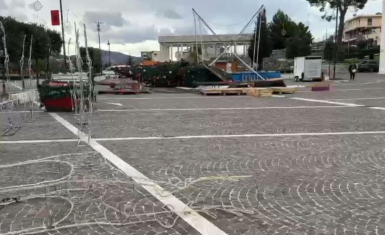 MOTI I KEQ NË LEZHË/ Era e fortë rrëzon pemën e Krishtlindjeve, dëmtohet edhe dekori festiv