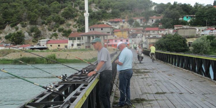 E RËNDË/ Ra në lumin Buna teksa peshkonte, polumbarët në kërkim të 65-vjeçarit