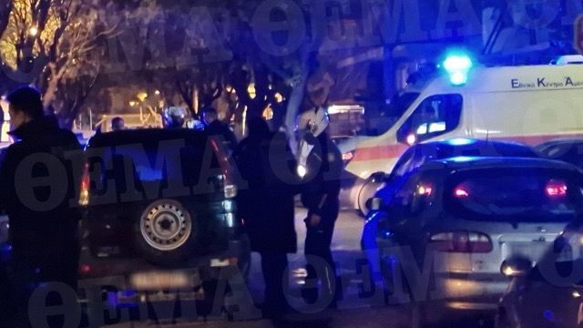 U PLAGOS NË SY TË VËLLAIT DHE TË DASHURËS/ 30-vjeçari shqiptar tentoi t’i merrte armën autorit