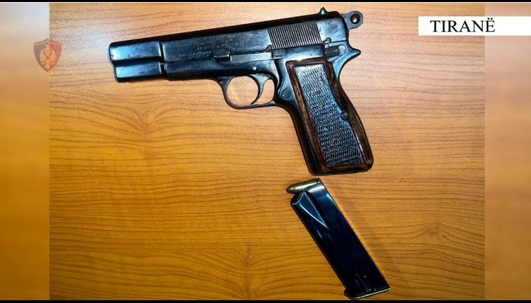 LËVIZTE ME PISTOLETË NË BREZ/ Arrestohet 42 vjeçari në Tiranë! I dënuar më parë për…