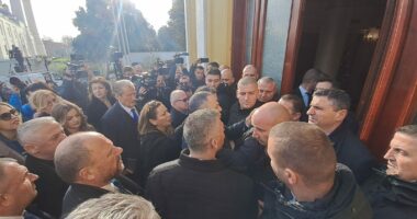 BERISHA DREJT ARRESTIMIT/ Deputetët që e mbështesin përplasen me Gardën, kërkojnë të hyjnë në Kuvend edhe të përjashtuarit