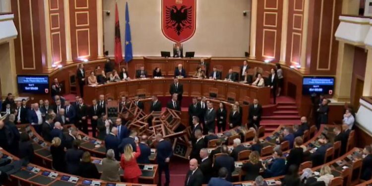 SEANCA PARLAMENTARE/ Kuvendi autorizon arrestimin e Sali Berishës me 75 vota PRO