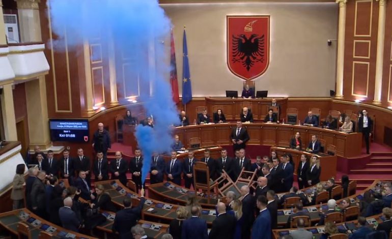 TENSIONE/ Flamur Noka ndez tymuese në seancën plenare ndërsa Nikolla lexon rendin e ditës