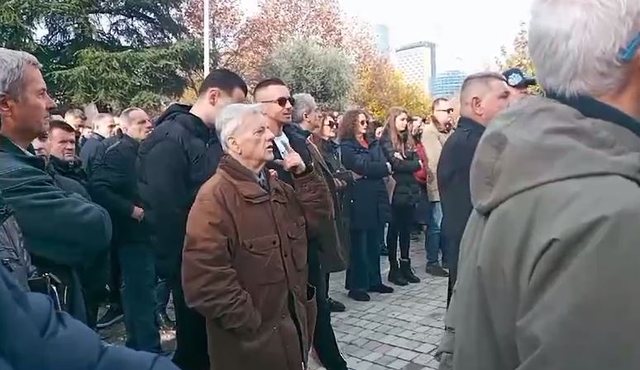 PARLAMENTI I HEQ “IMUNITETIN” BERISHËS/ Argita merr pjesë në protestën e ‘Rithemelimit’