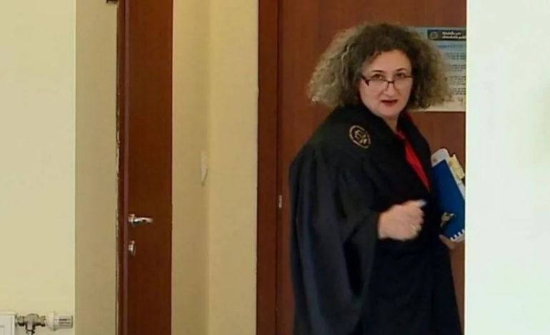 AUTOMJETI I GARDËS U AKSIDENTUA TEKSA PO SHOQËRONTE FAMILJARET E GJYQTARES/ Flasin punonjësit që po e shoqëronin: I bëmë me shenjë…