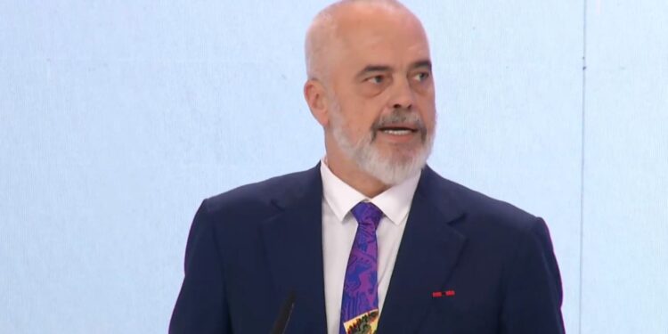 BESIMTARËT KATOLIKË FESTOJNË SOT KRISHTLINDJEN/ Ja urimi i kryeministrit Rama