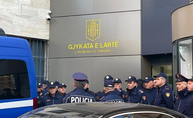 BERISHA PARALAJMËROI PROTESTË/ Gjykata e Lartë “blindohet” nga policia, qindra efektivë në gatishmëri
