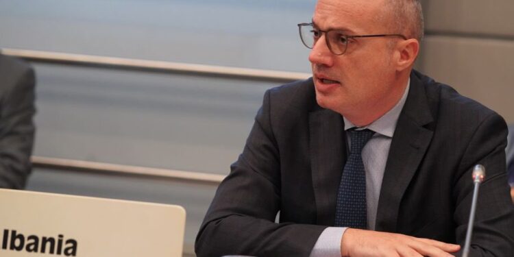 “MARRËDHËNIET ME TURQINË HISTORIKE”/ Hasani: Ministri i Jashtëm turk vizitë në Shqipëri në fund të Janarit
