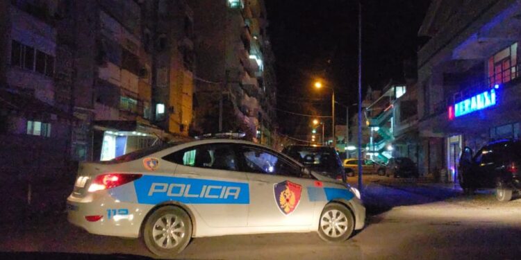 DETAJET E REJA/ Plagosja me armë zjarri në Fier, efektivi i policisë qëllon djalin e kolegut. Ja gjendja e tij