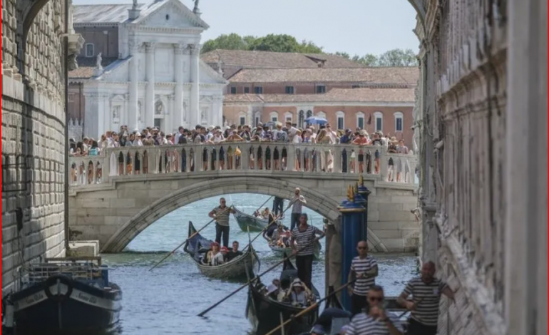 PAS TARIFËS DITORE/ Venecia vendos rregulla të reja për turistët, nga vera e vitit 2024 do të ndalohen…