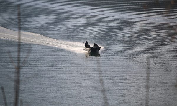 JO VETËM NGA TOKA/ KFOR-i patrullon edhe me varkë në Liqenin e Ujmanit