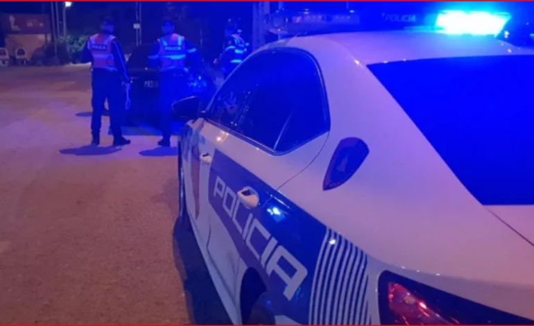 ZBARDHET NGJARJA/ I riu konfliktohet me policin në Fier, efektivi e qëllon me armën e shërbimit