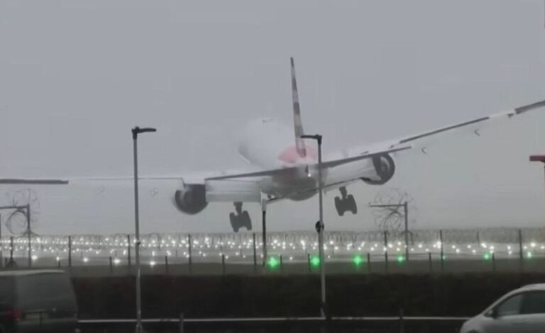 MOTI I KEQ NË LONDËR/ Aeroplani kërcen teksa ulet në pistë, stuhia Gerrit shkakton shumë probleme