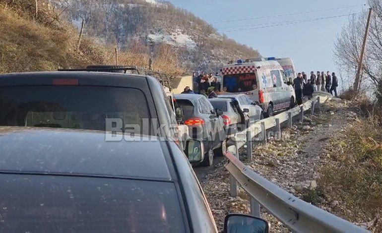 E RËNDË/ Aksident në by-passin e Murrizit, “Audi” përplaset me furgonin e mallrave, bllokohet qarkullimi