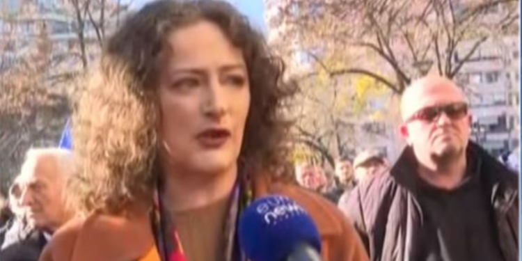 “NJERËZIT DO TË NA MBËSHTESIN…”/ Argita Berisha në protestë për babain, vëllain dhe burrin