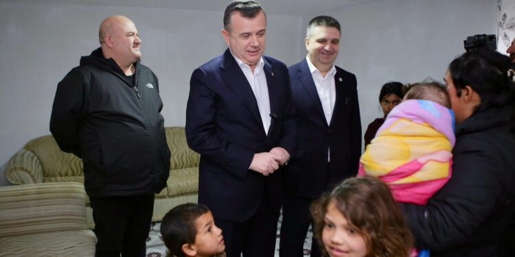 JETONIN NË KUSHTE TË VËSHTIRA/ Balla i dorëzon çelësat e shtëpisë së re familjes me 10 fëmijë në Levan