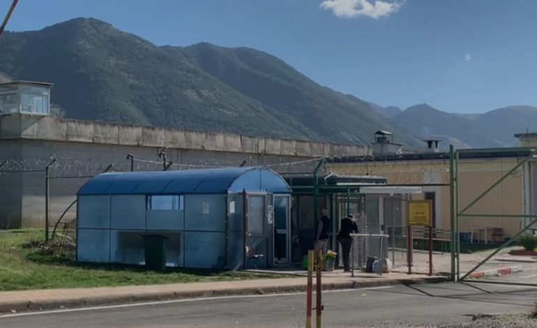 DETAJET/ Shefi i policisë së burgut të Drenovës në pranga për shpërdorim detyre, merren masa edhe për të dënuarin që…