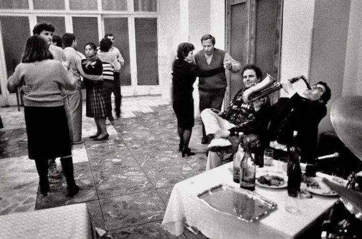 DOSSIER/ Festa që e prisnin të gjithë, si festohej Viti i Ri në Shqipërinë e varfër gjatë diktaturës nëpër lokale dhe ish-Bllok