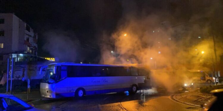 DETAJET E PARA/ Përfshihet nga flakët autobusi me pasagjerë i linjës Tiranë-Elbasan, ndërhyjnë forcat zjarrfikëse