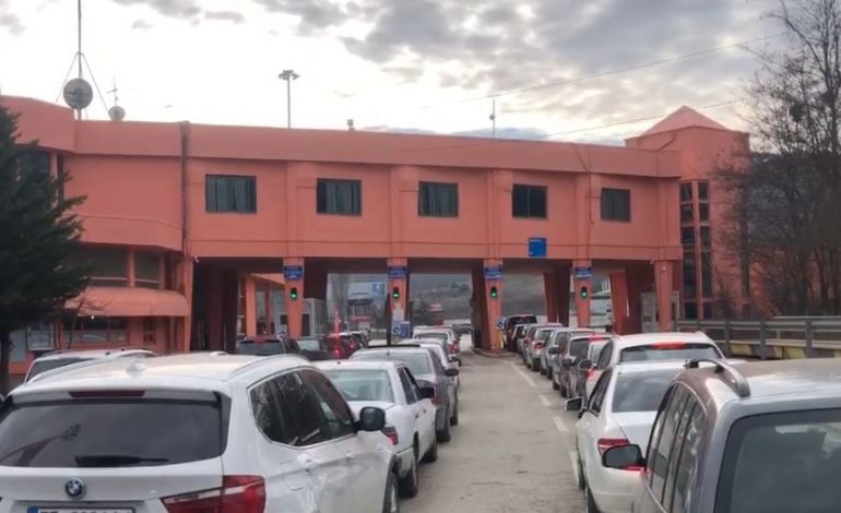 FLUKS NË DOGANËN E QAFË THANËS/ Qytetarët përballen me radhë të gjata dhe pritje