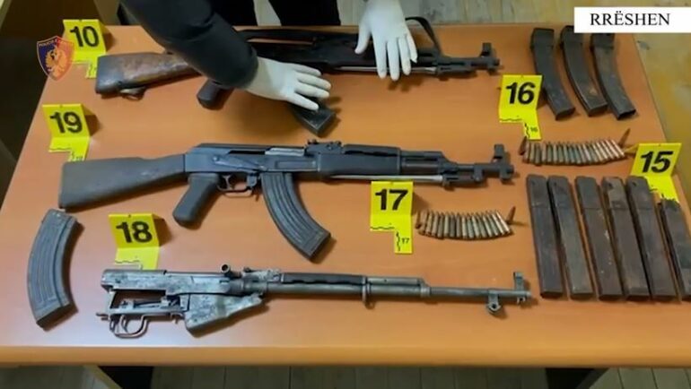POLICIA PARANDALON NGJARJEN KRIMINALE/ Me kallash gati për qitje, tre të arrestuar në dy operacione në Mirditë
