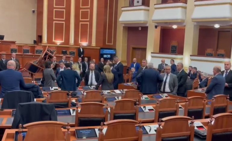 EMRAT/ Kaosi në Kuvend, përjashtohen Sali Berisha dhe 5 deputetë të opozitës