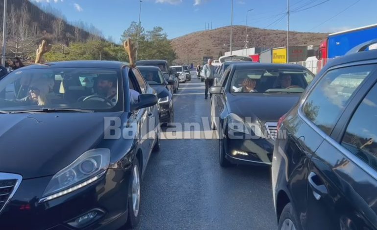 FESTAT/ Fluks emigrantësh në kufi, ja sa qytetarë kanë hyrë nga Kapshtica dhe Qafë-Thana në 24 orët e fundit