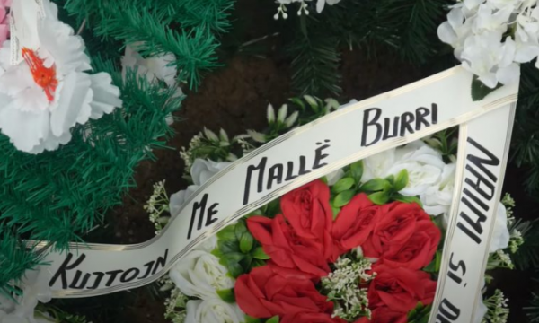 POROSITI VRASJEN E SAJ/ Shënimi në kurorë që la Murseli te varri i Liridonës