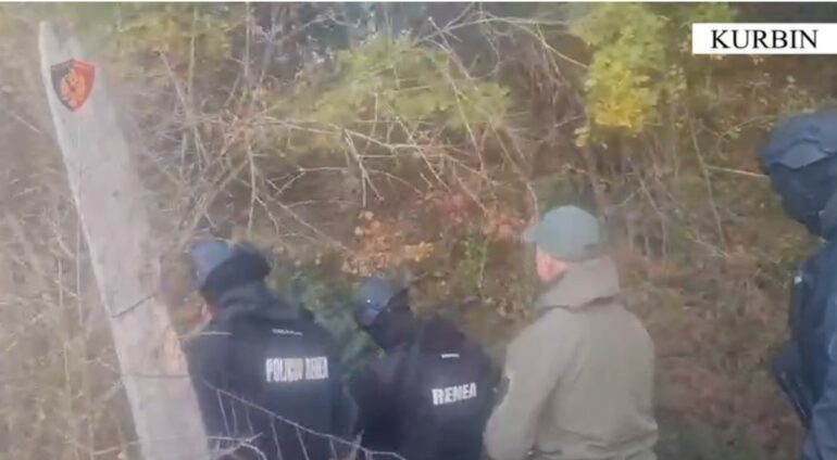 ÇFARË NDODHI NË KURBIN? Qëlloi me armë drejt banesës së 60-vjeçarit, arrestohet 41-vjeçari