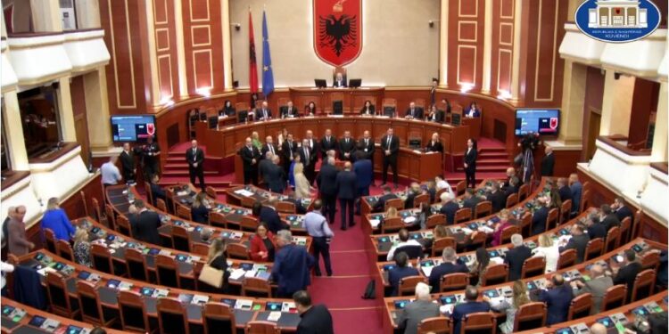 KAOSI NË KUVEND/ Përjashtohen për 10 ditë 7 deputetë të PD (EMRAT)