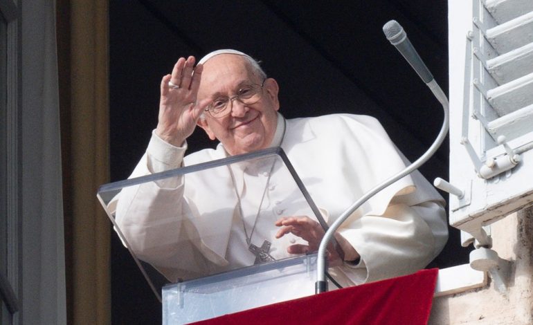 “JETË NJERËZORE JANË SHKATËRRUAR…”/ Papa Françeku: Viti 2023 i dominuar nga lufta, t’i jepet fund!