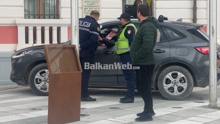 PAMJET/ E dehur në timon, qytetarja hyn me maminë në aktivitetin me fëmijë në Vlorë. Kundërshton efektivët