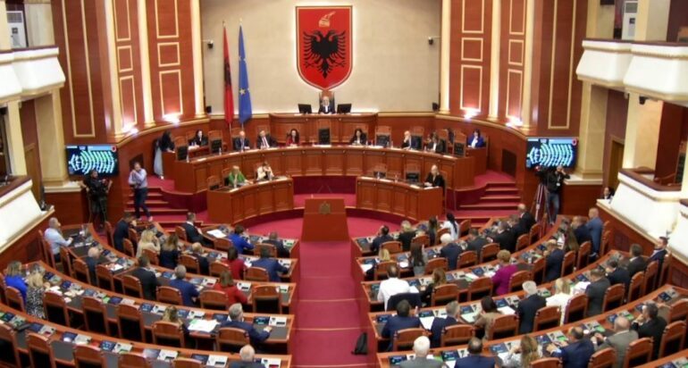 “UZURPUESIT E SEDILJEVE TË KUVENDIT DO TË PAGUAJNË”/ Hakerat marrin nën kontroll faqen e Parlamentit të Shqipërisë