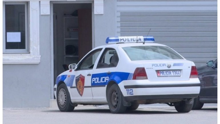 PLAS SHERRI NË KURBIN/ 30-vjeçari plagos me armë bashkëfshatarin, i riu përfundon te Trauma (EMRAT)