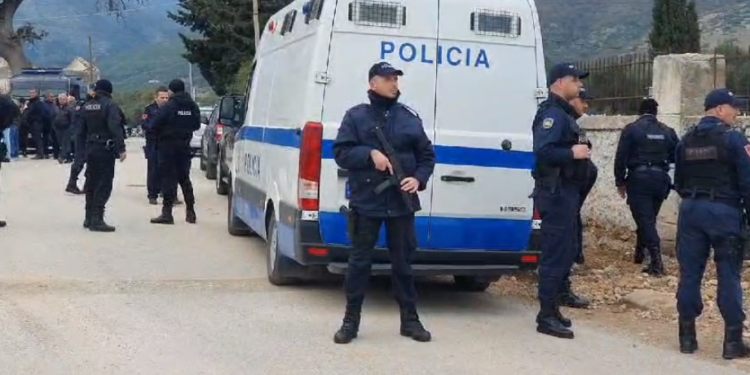 PAMJET/ Fredi Beleri shkon në varrimin e gjyshes, Policia “blindon” Himarën
